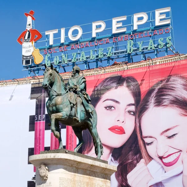 O famoso outdoor Tio Pepe na Puerta del Sol em Madrid — Fotografia de Stock