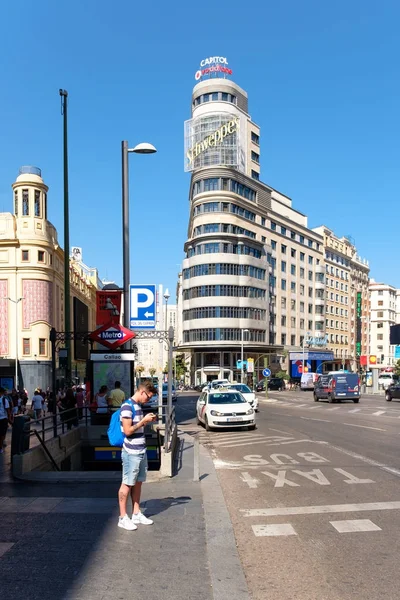 Gran Via in Madrid, the main shopping and entertainment area in the spanish capital — стоковое фото