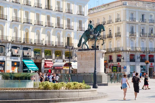 Puerta del Sol, a praça mais conhecida e movimentada de Madrid — Fotografia de Stock