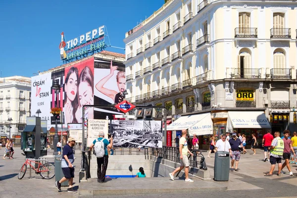 Puerta del Sol, jól ismert és legforgalmasabb tere Madridban — Stock Fotó