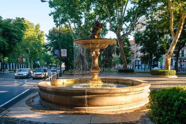 Paseo del Prado, l'un des principaux boulevards de Madrid et un monument de la ville — Photo