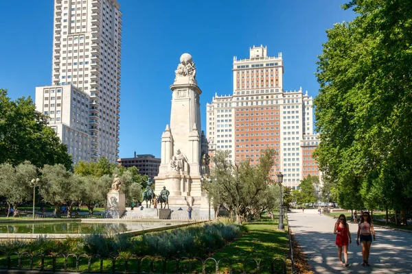 Plaza de Espana veya İspanya Meydanı Madrid Cervantes Anıtı ile — Stok fotoğraf