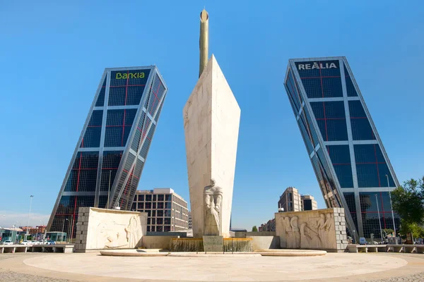 기념비 Calvo Sotelo와 마드리드에 있는 유럽의 게이츠로 알려진 고층 빌딩 — 스톡 사진