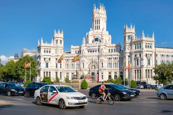 Den berömda Cibeles Square och kommunikation-palatset i Madrid — Stockfoto