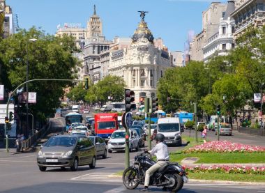 Kentsel olay yerinde Calle de Alcala merkezi Madrid