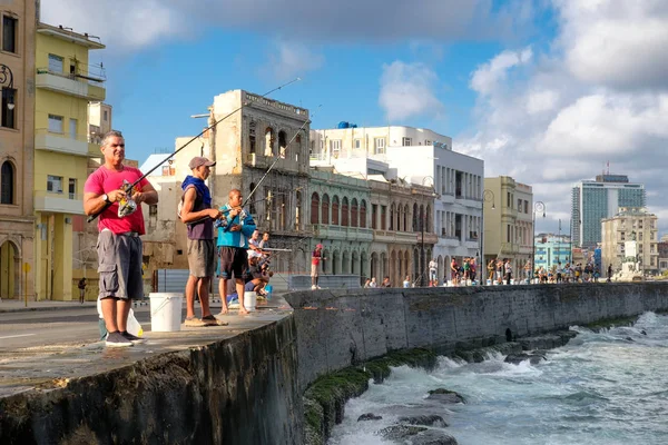 Fischer am berühmten Malecon-Damm in Havanna — Stockfoto