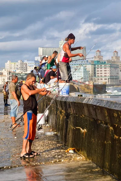 Pescatori alla famosa diga Malecon a L'Avana — Foto Stock