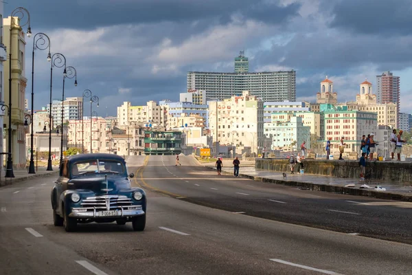 Scène urbaine avec vieille voiture au célèbre Malecon de La Havane — Photo