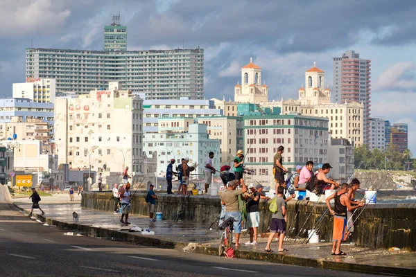 Rybáři na slavného nábřeží Malecón v Havana — Stock fotografie