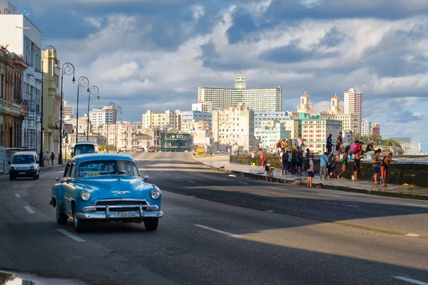 古い車はハバナの有名なマレコンで都市のシーン — ストック写真