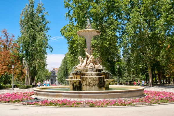Scène estivale avec une fontaine au Parque del Buen Retiro à Madrid — Photo