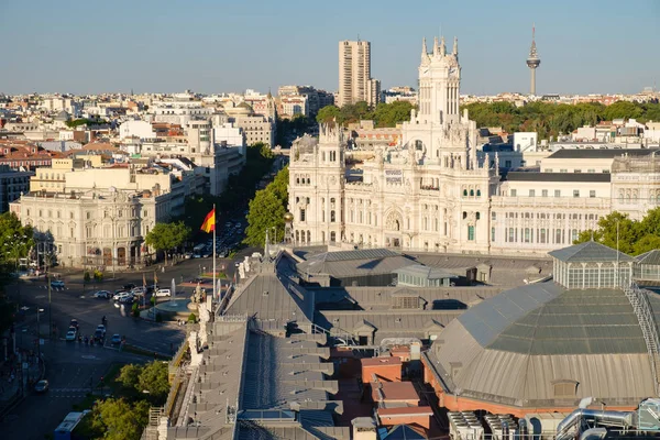 Centro de Madrid junto a la Plaza de Cibeles y el Palacio de Comunicaciones —  Fotos de Stock