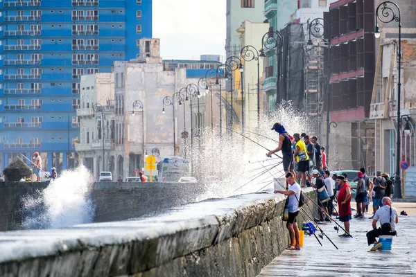 Pescarii de la faimosul zid marin Malecon din Havana — Fotografie, imagine de stoc