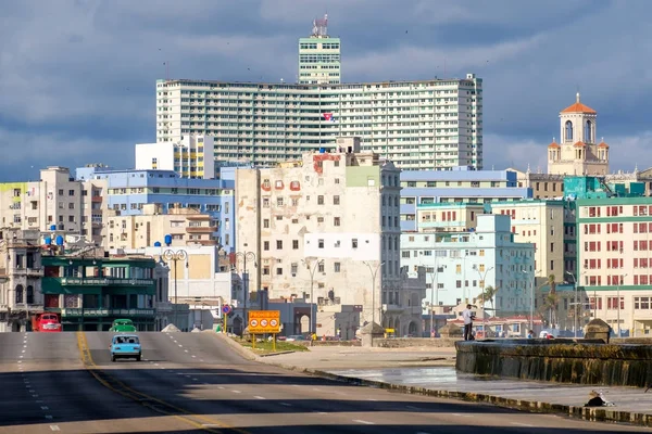 Die Skyline von Havanna und der berühmte Malecon-Wall — Stockfoto