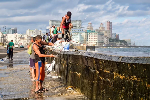 Pescatori alla famosa diga Malecon a L'Avana con vista sullo skyline della città — Foto Stock