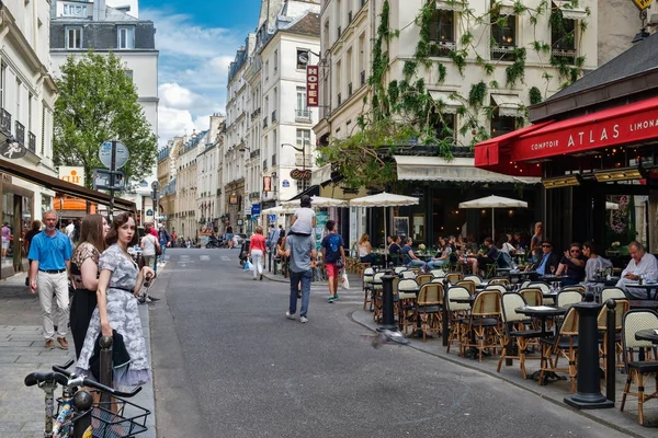 Osób i kawiarni na świeżym powietrzu w dzielnicy Łacińskiej w Paryżu — Zdjęcie stockowe