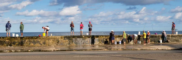 Pescatori alla famosa diga Malecon a L'Avana — Foto Stock