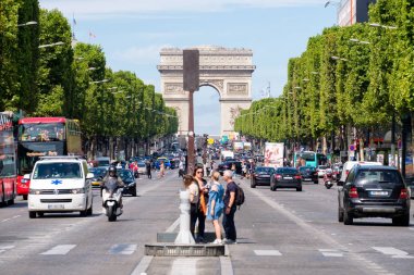 Avenue des Champs Elysees Paris güzel yaz gününde