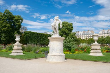 Paris'te bir yaz gününde Tuileries Bahçesi
