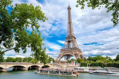 Eyfel Kulesi ve Paris Seine nehrinde gemiyle gezmek sandal