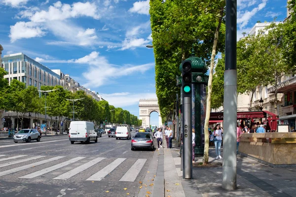 La Avenue des Champs Elysees en un hermoso día de verano en París —  Fotos de Stock