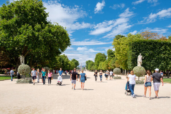 Парижане наслаждаются летом в саду Тюильри в Париже
