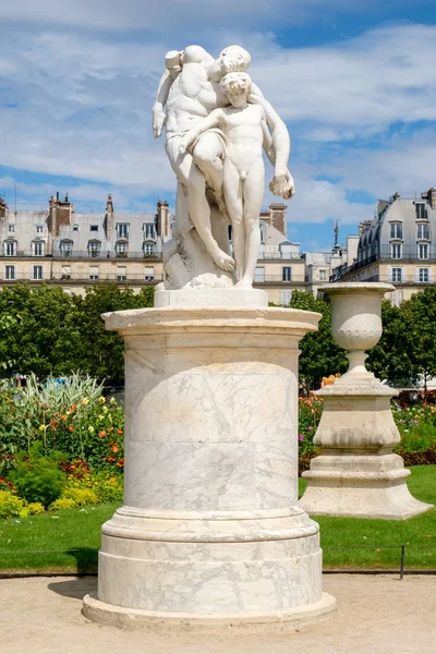 De tuin van de Tuilerieën op een zomerdag in Parijs — Stockfoto