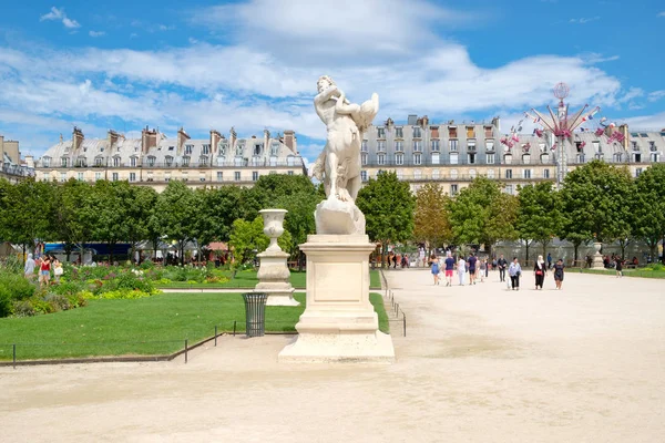 Parisienses desfrutam de verão no Jardim das Tulherias em Paris — Fotografia de Stock