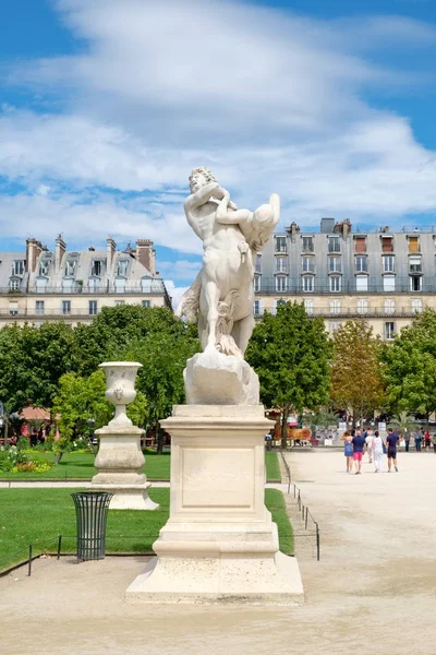 Jardim das Tulherias em um dia de verão em Paris — Fotografia de Stock
