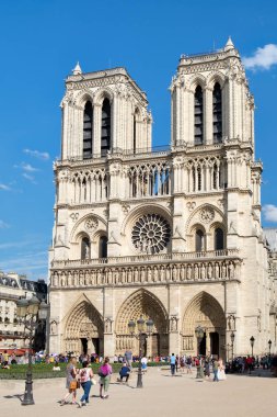 Güzel yaz gününde da Notre Dame de Paris Katedrali