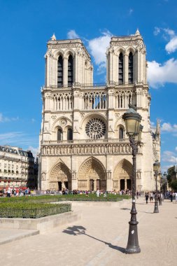 Güzel yaz gününde da Notre Dame de Paris Katedrali