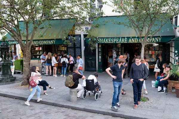 La célèbre librairie Shakespeare and Company à Paris — Photo