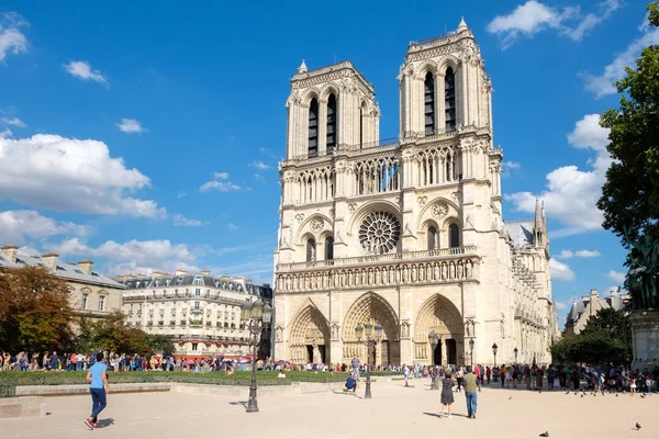 La Catedral de Notre Dame de París en un hermoso día de verano — Foto de Stock