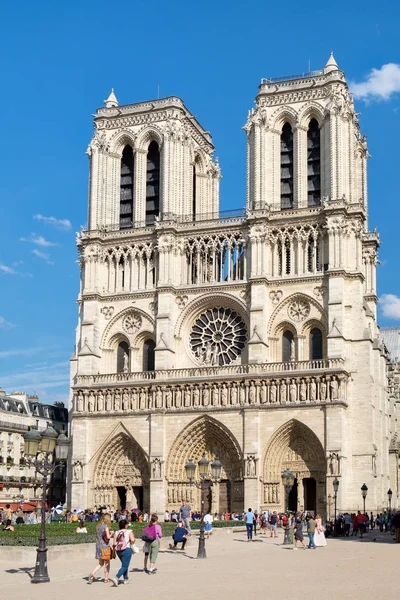 Die Kathedrale Notre Dame de Paris an einem schönen Sommertag — Stockfoto