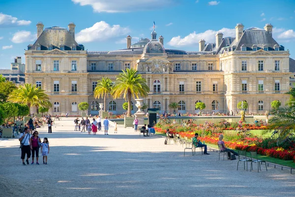 Het Palais du Luxembourg en de tuinen in Parijs — Stockfoto