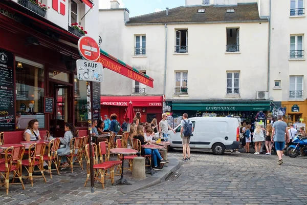 Street scene with traditional outdoor cafes in Montmartre, Paris — Stock Photo, Image