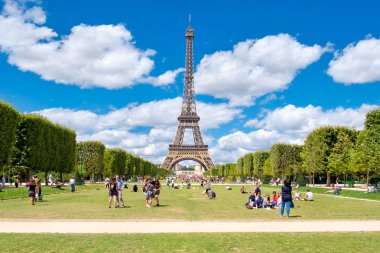 Eyfel Kulesi ve Champ de Mars, yaz zevk insanlar