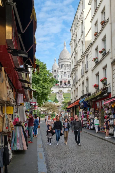 Straatbeeld met souvenirwinkels in Montmartre met uitzicht op de Sacré Coeur basiliek — Stockfoto