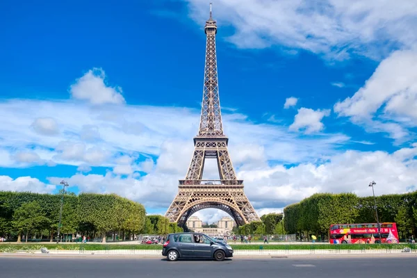 La Tour Eiffel par une belle journée de consommation à Paris — Photo