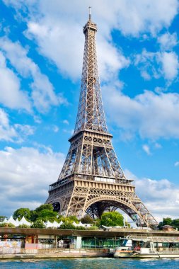 Bir gün güneşli yaz Paris'te Eyfel Kulesi