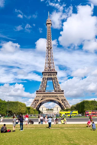 Az Eiffel-torony Párizsban és a Champ de Mars a turisztikai — Stock Fotó