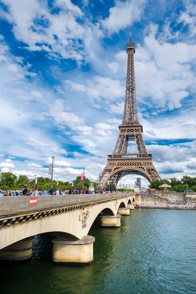 A Torre Eiffel e a ponte cruzam o rio Sena em Paris — Fotografia de Stock