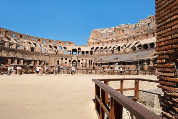 Turisti alle rovine del Colosseo di Roma — Foto Stock