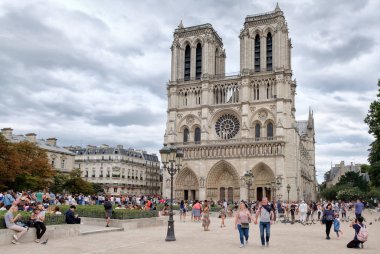 Bulutlu bir günde Paris'te tarihi Notre Dame Katedrali