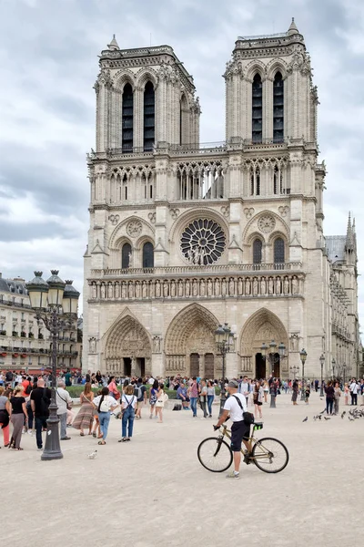 Historická katedrála Notre Dame v Paříži na zamračený den — Stock fotografie