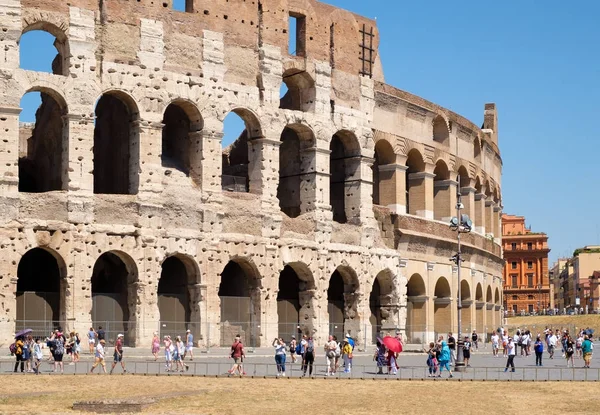 Turisti alle rovine del Colosseo di Roma — Foto Stock