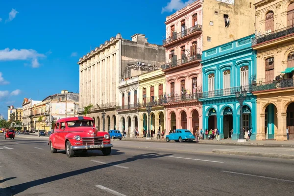 Αστική σκηνή με πολύχρωμα κτίρια και το παλιό αυτοκίνητο για: Αβάνα — Φωτογραφία Αρχείου