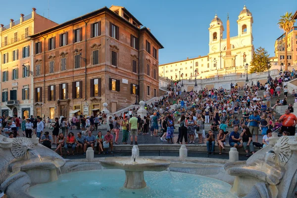 Die berühmte spanische treppe und die piazza di spagna in rom — Stockfoto