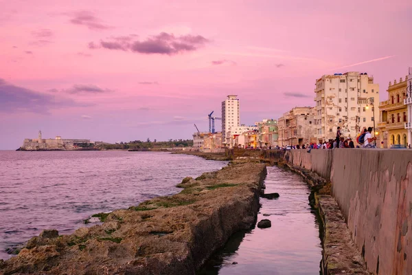 Solnedgång i Havanna med utsikt över havet — Stockfoto