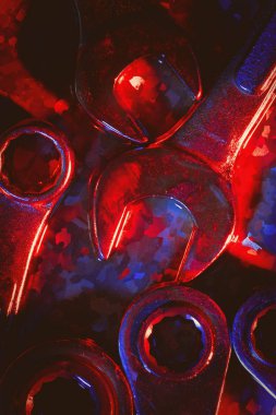 Kırmızı ve Mavi ışıklı mekanik veya otomobil tamir araçları